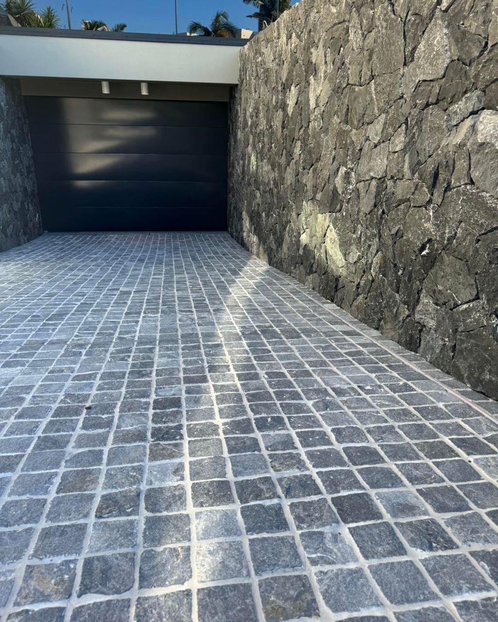 Blue Quartzite Cobbles on Mesh Gallery Image 1